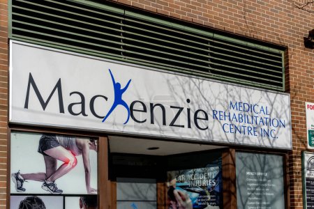 Téléchargez les photos : Toronto, Canada - 20 novembre 2020 : Un panneau du Centre de réadaptation médicale Mackenzie au centre-ville de Toronto. Mackenzie est une clinique appartenant à un praticien. - en image libre de droit