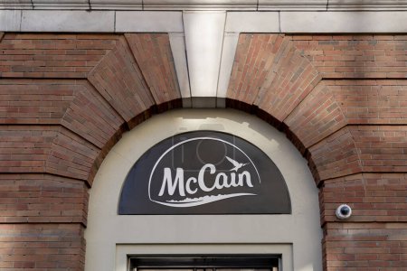 Foto de Toronto, Canadá - 28 de noviembre de 2020: Cierre del cartel de McCain en su oficina central en King St W en Toronto. McCain Foods Limited es una multinacional canadiense de alimentos congelados. - Imagen libre de derechos