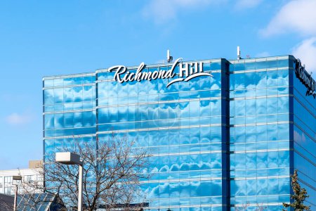 Téléchargez les photos : Richmond Hill, Ontario, Canada - 16 janvier 2021 : Hôtel de ville de Richmond Hill. Richmond Hill est une ville du centre-sud de la région de York, Ontario, Canada. - en image libre de droit