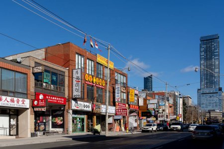 Téléchargez les photos : Toronto, Canada - 28 novembre 2020 : Main China Town au centre-ville de Toronto, Canada. Le principal quartier chinois est aujourd'hui l'un des plus grands quartiers chinois d'Amérique du Nord.. - en image libre de droit