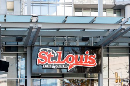 Téléchargez les photos : Toronto, Canada - le 28 octobre 2020 : Un panneau du St Louis Bar & Grill est visible à Toronto. St Louis Bar & Grill est l'une des marques de franchise les plus dynamiques au Canada. Célèbre pour ses ailes et ses frites, - en image libre de droit