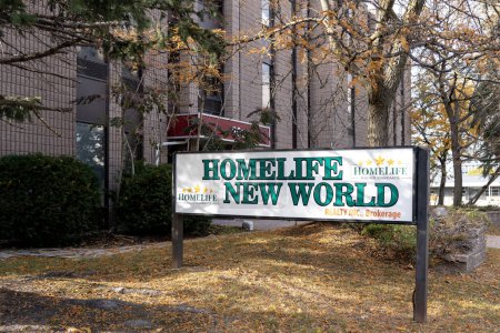 Foto de Toronto, Ontario, Canadá - 31 de octubre de 2020: Homelife New World Realty sign is seen in Toronto, Canada. - Imagen libre de derechos