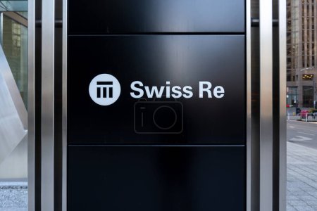 Foto de Toronto, Canadá - 9 de noviembre de 2020: El cartel de Swiss Re (Swiss Reinsurance Company Canada) se ve en su oficina central en Toronto. El Swiss Re Group es un proveedor de reaseguros y seguros. - Imagen libre de derechos