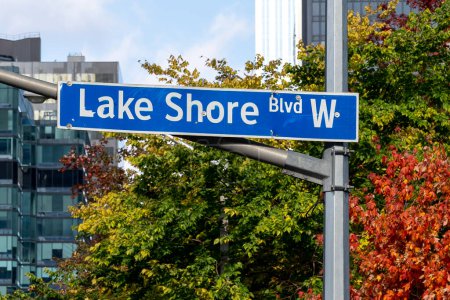 Téléchargez les photos : Toronto, Canada - 28 octobre 2020 : Panneau de rue du boulevard Lake Shore à Toronto. Le boulevard Lake Shore est une artère importante qui longe plus de la moitié du secteur riverain du lac Ontario.. - en image libre de droit