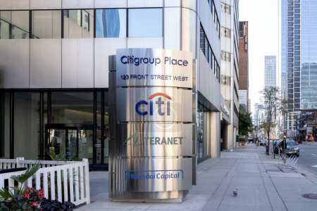 Foto de Toronto, Canadá - 28 de octubre de 2020: Citi, Teranet y Hyundai Capital firman en el directorio señalización fuera del edificio de oficinas Citigroup Place en 123 Front St. W en Toronto, Canadá. - Imagen libre de derechos