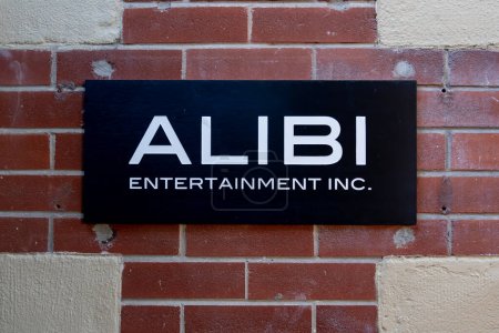 Téléchargez les photos : Toronto, Canada - 28 novembre 2020 : La société Alibi Entertainment Inc signe sur le mur à l'extérieur de son siège social à Toronto. Entertainment est une société de télévision et de contenu. - en image libre de droit