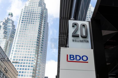 Foto de Toronto, Canadá - 28 de octubre de 2020: BDO firma fuera de la oficina corporativa de BDO Canadá en Toronto, Canadá. BDO es una red internacional de empresas de contabilidad, fiscalidad, consultoría y asesoría empresarial - Imagen libre de derechos