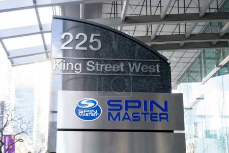 Foto de Toronto, Canadá - 28 de noviembre de 2020: Close up of Spin Master sign outside of their headquarters on King St. W in Toronto. Spin Master es una compañía canadiense de juguetes y entretenimiento. - Imagen libre de derechos