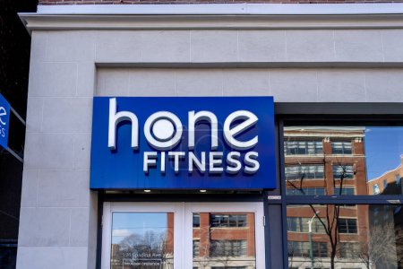 Téléchargez les photos : Toronto, Canada - 28 novembre 2020 : Panneau "Hone Fitness" au centre-ville de Toronto. Hone Fitness est une salle de gym. - en image libre de droit