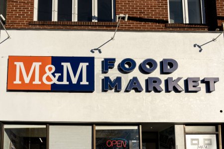 Foto de Toronto, Canadá - 9 de noviembre de 2020: Un letrero de la tienda de M & M Food Market se muestra en Toronto. M & M Food Market es una cadena minorista canadiense de alimentos congelados. - Imagen libre de derechos