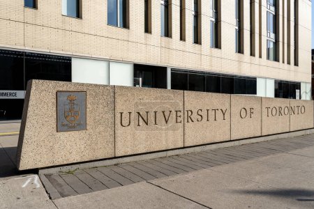 Foto de Toronto, Canadá - 27 de abril de 2021: Una señal de tierra de la Universidad de Toronto en el centro de Toronto, Canadá. - Imagen libre de derechos