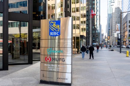 Foto de Toronto, Canadá - 28 de noviembre de 2020: Una señal de directorio con RBC, Ninepoint y MUFG firma de la compañía fuera de Royal Bank Plaza en Toronto. - Imagen libre de derechos