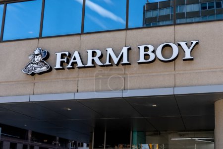 Foto de Toronto, Canadá - 20 de noviembre de 2020: Se muestra un cartel de la tienda Farm Boy en Toronto, Canadá 20 de noviembre de 2020. Farm Boy Inc. es un minorista de alimentos canadiense que opera en la provincia de Ontario.. - Imagen libre de derechos