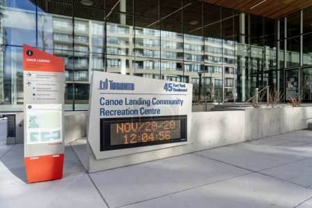Téléchargez les photos : Toronto, Canada - Le 28 novembre 2020 : Canoe Landing Community Recreation Centre au centre-ville de Toronto. - en image libre de droit
