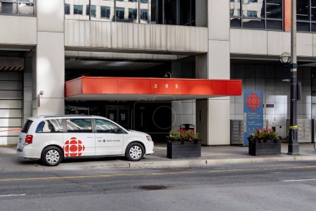 Téléchargez les photos : Toronto (Canada) - Le 28 novembre 2020 : Un stationnement pour véhicules de CBC Radio-Canada à l'entrée du Centre canadien de radiodiffusion à Toronto, siège social de la Société Radio-Canada (SRC)). - en image libre de droit