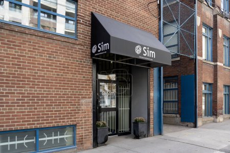 Téléchargez les photos : Toronto, Canada - 9 novembre 2020 : L'entrée du bureau de Sim International à Toronto. Sim est un fournisseur d'équipements de production, de flux de travail, de quotidiens et de solutions de post-production. - en image libre de droit