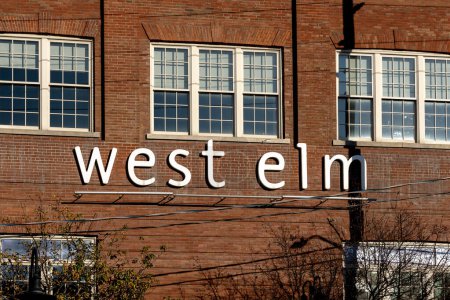 Foto de Toronto, Canadá - 14 de noviembre de 2020: West Elm Furniture store sign is seen at liberty village in Toronto, Canada. West Elm es una cadena minorista vende muebles modernos y artículos de cocina. - Imagen libre de derechos