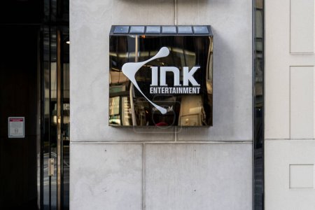 Foto de Toronto, Canadá - 20 de noviembre de 2020: Un primer plano de INK Entertainment firma fuera de su sede en Toronto. INK Entertainment es una empresa canadiense de hospitalidad y entretenimiento. - Imagen libre de derechos