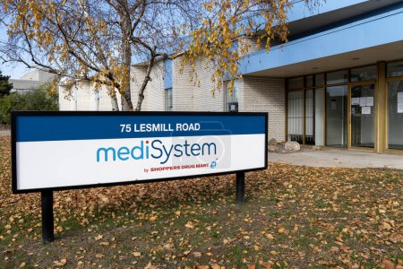 Foto de Toronto, Ontario, Canadá - 31 de octubre de 2020: sede de MediSystem en Toronto, Canadá. MediSystem Pharmacy, una compañía farmacéutica Shoppers, es una farmacia especializada establecida. - Imagen libre de derechos