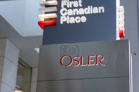 Téléchargez les photos : Toronto, Canada - le 14 novembre 2020 : Un panneau de gros plan Osler est vu à l'extérieur de la First Canadian Place à Toronto. Osler, Hoskin & Harcourt LLP est un cabinet d'avocats canadien fondé en 1862. - en image libre de droit