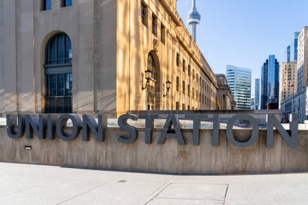 Foto de Toronto, Canadá - 28 de noviembre de 2020: La señal de Union Station con la torre CN en segundo plano se muestra en Toronto. Union Station es una estación de tren importante en el centro de Toronto. - Imagen libre de derechos
