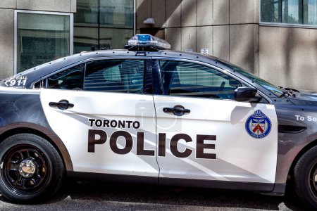Téléchargez les photos : Toronto, Canada - 16 mai 2020 : Vue de côté de la voiture de la police de Toronto. Le Service de police de Toronto est le plus important service de police municipal au Canada.. - en image libre de droit