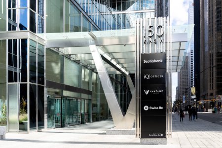 Téléchargez les photos : Toronto, Canada - Le 14 novembre 2020 : La Banque Scotia, les bureaux iQ, Vantage et Swiss Re affichent sur la signalisation de l'annuaire au 150 King W., au centre-ville de Toronto - en image libre de droit