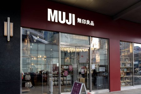 Foto de Toronto, Canadá - 9 de noviembre de 2020: Una tienda Muji se muestra en el centro de Toronto. Muji es una empresa minorista japonesa que vende una amplia variedad de artículos para el hogar y el consumidor.. - Imagen libre de derechos