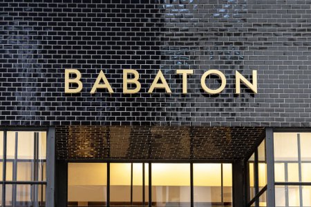 Téléchargez les photos : Toronto, Canada-9 novembre 2020 : Une affiche du magasin de vêtements pour femmes Babaton est présentée au centre commercial Eaton Centre à Toronto. Babaton est l'une des marques exclusives d'Aritzia. - en image libre de droit