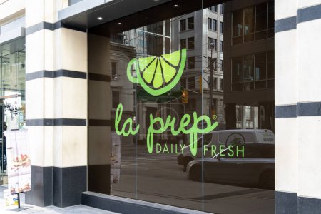 Foto de Toronto, Canadá - 9 de noviembre de 2020: El letrero del restaurante La Prep en la ventana se ve en Torotno. La Prep es un exclusivo restaurante de servicio rápido de estilo bistró. - Imagen libre de derechos
