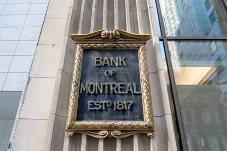 Foto de Toronto, Canadá - 28 de octubre de 2020: Un antiguo cartel de metal del Banco de Montreal en la pared del centro de Toronto. El Banco de Montreal es un banco de inversión canadiense y una compañía de servicios financieros - Imagen libre de derechos