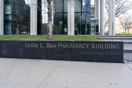 Foto de Toronto, Canadá - 20 de noviembre de 2020: Universidad de Torontos Leslie Dan Firma de la Facultad de Farmacia se muestra en Toronto, Canadá el 20 de noviembre de 2020, la principal facultad de farmacia en Canadá. - Imagen libre de derechos