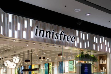 Foto de Toronto, Canadá - 9 de noviembre de 2020: Un escaparate Innisfree se ve en Toronto, Canadá. Innisfree es una marca de cosméticos surcoreana propiedad de Amore Pacific. - Imagen libre de derechos