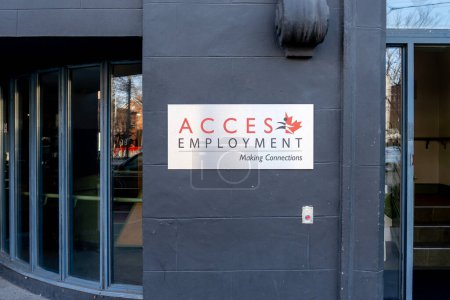 Foto de Toronto, Canadá - 20 de noviembre de 2020: ACCES Firma de empleo en el edificio de Toronto. ACCES Empleo es una corporación sin fines de lucro que conecta a los empleadores con empleados calificados. - Imagen libre de derechos