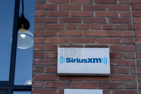 Foto de Toronto, Canadá - 14 de noviembre de 2020: Signo de Sirius XM en la pared en Toronto, Canadá. Sirius XM Canada Holdings Inc. es una compañía canadiense de radiodifusión, que opera Sirius XM Radio. - Imagen libre de derechos