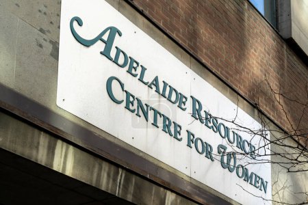 Foto de Toronto, Canadá - 14 de noviembre de 2020: Adelaide Resource Centre for Women sign is seen in downtown Toronto. Adelaide Resource Centre es un refugio para mujeres. - Imagen libre de derechos