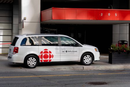 Téléchargez les photos : Toronto (Canada) - Le 28 novembre 2020 : Un stationnement pour véhicules de CBC Radio-Canada à l'entrée du Centre canadien de radiodiffusion à Toronto, siège social de la Société Radio-Canada (SRC)). - en image libre de droit