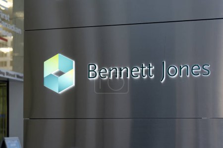 Téléchargez les photos : Toronto, Canada - le 14 novembre 2020 : Bennett Jones LLP signe est vu à l'extérieur de leur siège social au 100 King St. W à Toronto. Bennett Jones est un cabinet d'avocats canadien. - en image libre de droit