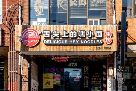 Foto de Toronto, Canadá - 28 de noviembre de 2020: Delicious hey Noodles Chinese restaurante sign at Chinatown in Toronto, Canada. Delicious hey Noodles es un restaurante chino que sirve fideos picantes estilo Chongqing.. - Imagen libre de derechos