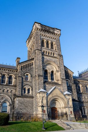 Foto de Toronto, Canadá - 28 de noviembre de 2020: University College Building in U of T St. George campus in Toronto. Creado en 1853, University College Building ha sido designado un Sitio Histórico Nacional - Imagen libre de derechos