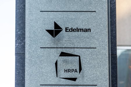 Foto de Toronto, Canadá - 20 de noviembre de 2020: Edelman y HRPA logotipos de la compañía en el directorio de tierra signo fuera del edificio de oficinas en Bloor St. W en Toronto. - Imagen libre de derechos