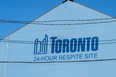 Foto de Toronto, Canadá- 14 de noviembre de 2020: Un signo del sitio de respiro de 24 horas se ve en Toronto, Canadá. El sitio de descanso proporciona servicios esenciales a las personas que experimentan la falta de vivienda. - Imagen libre de derechos