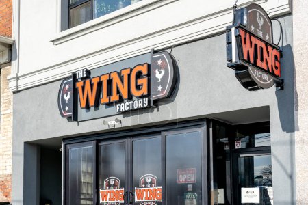 Téléchargez les photos : Toronto, Canada - 20 novembre 2020 : Panneau du restaurant Wing Factory à Toronto. The Wing Factory est une chaîne de restaurants canadiens spécialisés dans les ailes de poulet.. - en image libre de droit