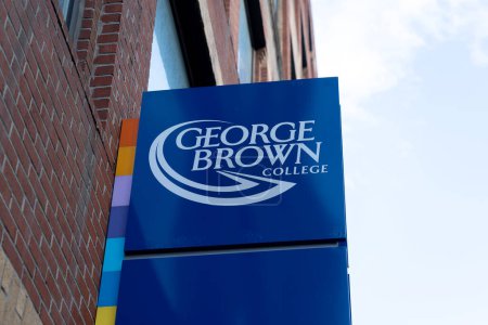 Téléchargez les photos : Toronto, Canada - 9 novembre 2020 : Panneau suspendu du George Brown College vu à Toronto. George Brown est un collège public d'arts appliqués et de technologie. - en image libre de droit