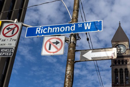 Téléchargez les photos : Toronto, Canada - 9 novembre 2020 : enseigne Richmond St. W au centre-ville de Toronto, Canada. - en image libre de droit