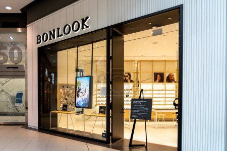 Foto de Toronto, Canadá - 9 de noviembre de 2020: BonLook Sunglasses store se muestra en el centro comercial Eaton Centre en Toronto. - Imagen libre de derechos