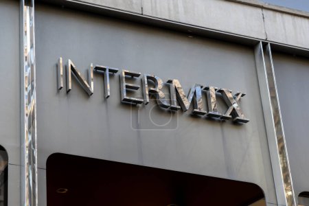 Foto de Toronto, Canadá - 20 de noviembre de 2020: Close up of Intermix store sign in Toronto. Intermix es una marca de moda femenina propiedad de Gap Inc.. - Imagen libre de derechos
