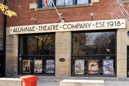 Foto de Toronto, Canadá - 9 de noviembre de 2020: Alumnae Theatre building in Toronto. Fundada en 1918, Alumnae Theatre es la sociedad teatral más antigua de Toronto. - Imagen libre de derechos