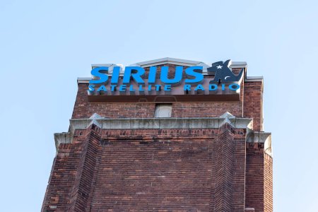 Foto de Toronto, Canadá - 14 de noviembre de 2020: Sirius Satellite Radio firma en su edificio de oficinas centrales en Toronto el 14 de noviembre de 2020. Sirius XM Canada es una empresa canadiense de radiodifusión. - Imagen libre de derechos