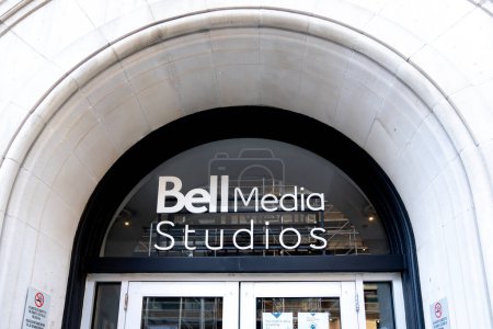 Téléchargez les photos : Toronto (Canada) - Le 14 novembre 2020 : L'affiche de l'administration centrale de Bell Média est visible à Toronto (Canada) le 14 novembre 2020, un centre de radiodiffusion et de télévision de l'unité des médias de Bell Canada. - en image libre de droit